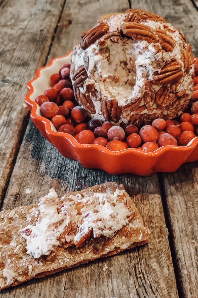 cranberry cheeseball and crackers