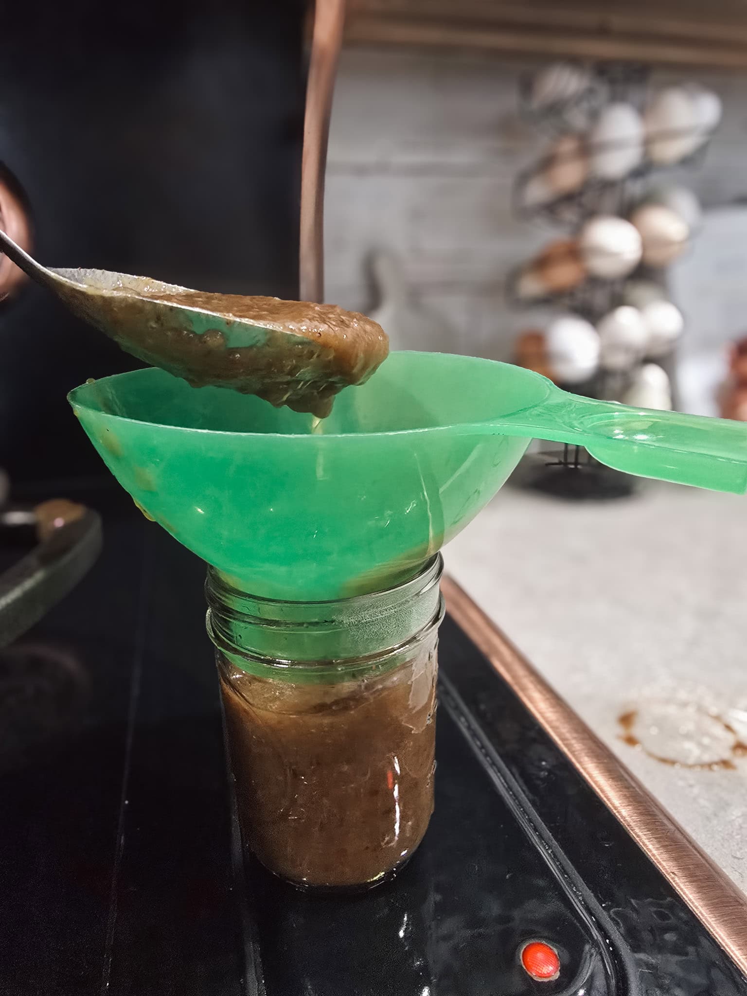 pour sauce in can 
